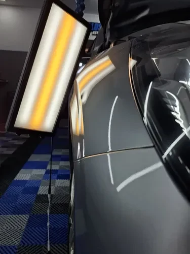 Control de terminación de chapa y pintura con lámpara de inspección